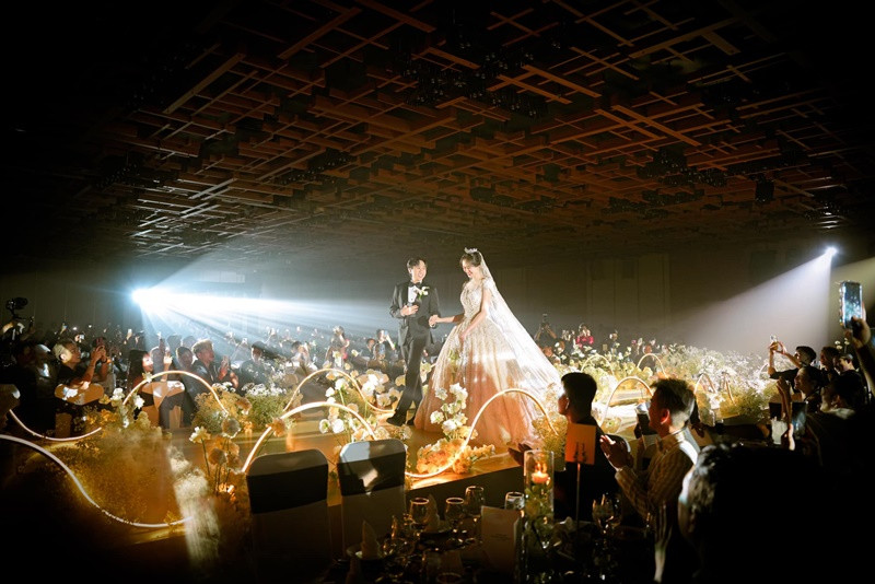 Anh Đức và Quỳnh Anh hóa công chúa hoàng tử trong hôn lễ. Ảnh: FB Tạ Anh Đức.