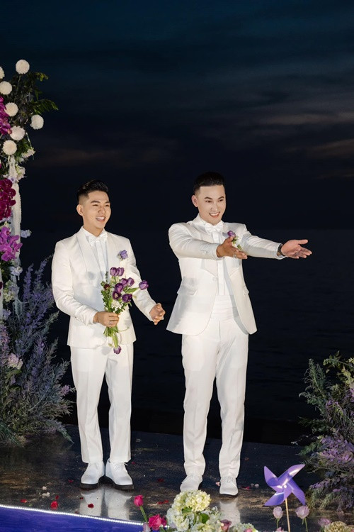 Năm 2024, Hà Trí Quang - Thanh Đoàn tổ chức đám cưới ở Phú Quốc, TP HCM và Đồng Tháp. Với hôn lễ ở Phú Quốc, Hà Trí Quang và bạn đời lo tất cả chi phí máy bay khứ hồi, ăn ở 2 đêm với chi phí 10 triệu/villa/một đêm trong resort cho 60 khách mời. Ảnh: FB Hà Trí Quang.