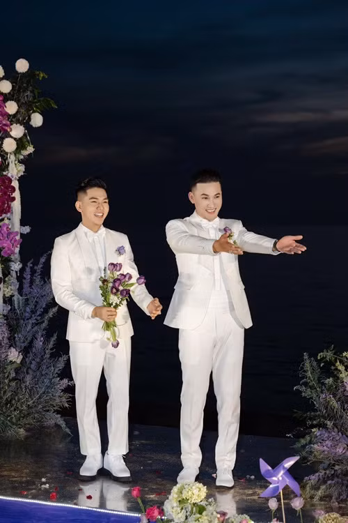 Năm 2024, Hà Trí Quang - Thanh Đoàn tổ chức đám cưới ở Phú Quốc, TP HCM và Đồng Tháp. Với hôn lễ ở Phú Quốc, Hà Trí Quang và bạn đời lo tất cả chi phí máy bay khứ hồi, ăn ở 2 đêm với chi phí 10 triệu/villa/một đêm trong resort cho 60 khách mời. Ảnh: FB Hà Trí Quang.