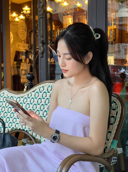 "Với tôi, việc đi học và đi làm song song nhau nên thời gian trên trường của tôi không nhiều. Thành ra, tôi và bạn bè không chơi được với nhau, càng không thể gắn kết”, cô tâm sự. Ảnh: FB Tam Triều Dâng.