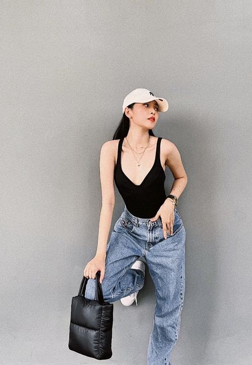 Tam Triều Dâng từng chia sẻ trên Dân Việt, mối tình đầu của cô là yêu xa. Thời điểm đó, vì Tam Triều Dâng đang cố gắng theo đuổi nghệ thuật, cùng với khoảng cách địa lý và chưa đủ tin tưởng về nhau, cuối cùng cô chia tay bạn trai đầu tiên. Ảnh: FB Tam Triều Dâng.