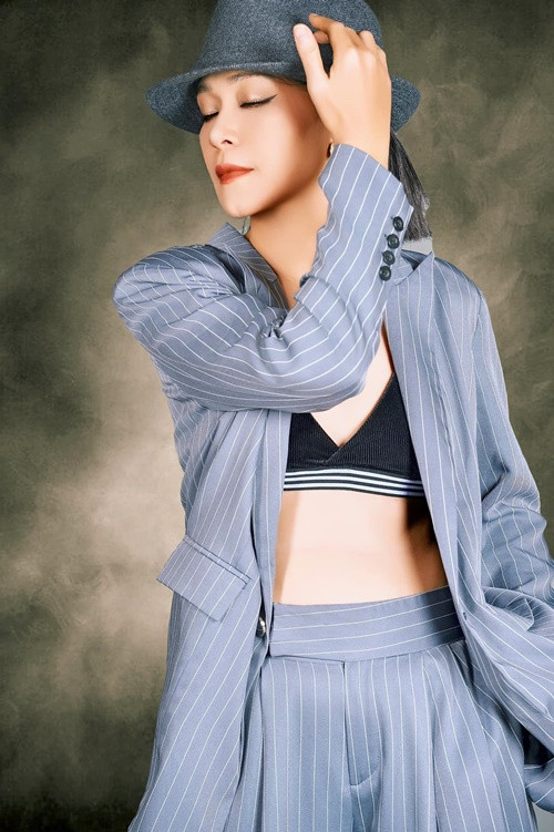  Đinh Y Nhung kết hôn năm 2004 với đạo diễn Lưu Huỳnh, sinh con gái đầu lòng năm 2005.