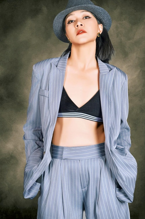 Đinh Y Nhung miệt mài hoạt động nghệ thuật trong những năm qua.