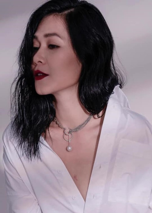 Ở tuổi 44, diễn viên Đinh Y Nhung vẫn chuộng phong cách cá tính, gợi cảm.