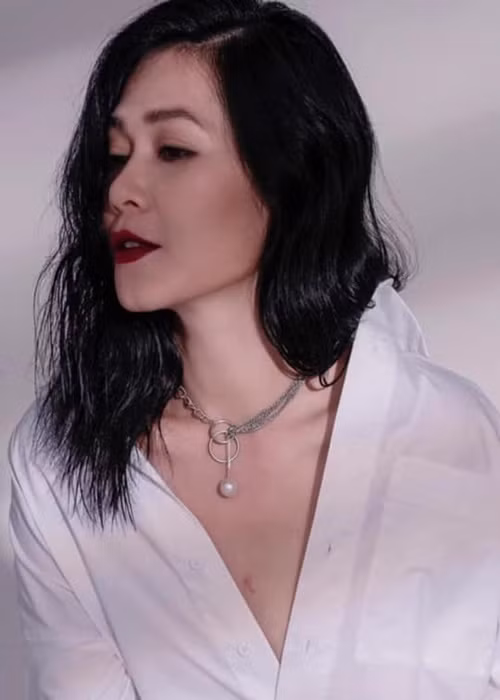 Ở tuổi 44, diễn viên Đinh Y Nhung vẫn chuộng phong cách cá tính, gợi cảm.