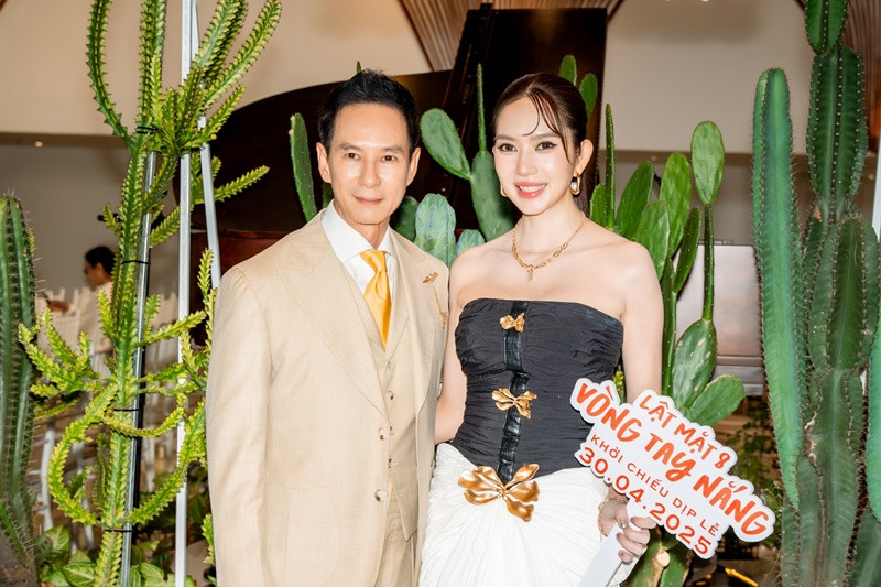 Minh Hà cho biết, nhan sắc của cô trông khác lạ nhờ bàn tay của chuyên gia trang điểm.