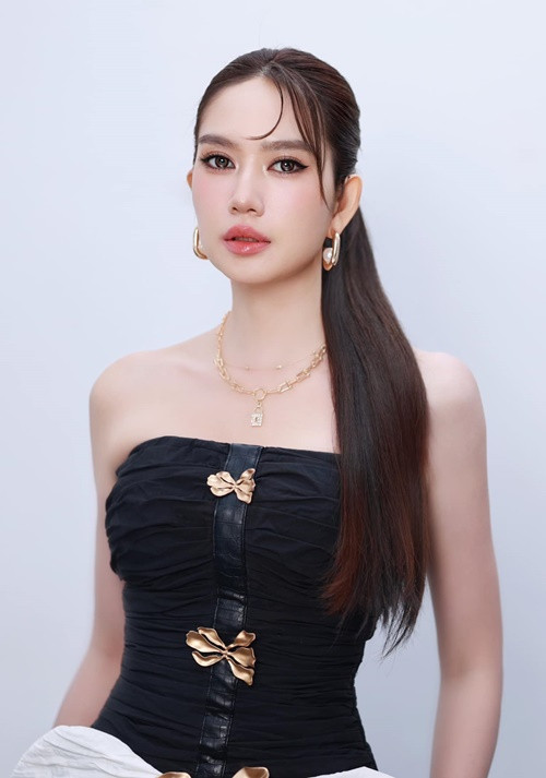 Mới đây, xuất hiện trong buổi giới thiệu phim Lật mặt 8, Minh Hà diện váy cúp ngực gợi cảm. Nhanh chóng, diện mạo của vợ Lý Hải gây xôn xao.