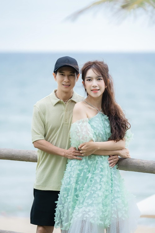 Minh Hà gợi cảm, trẻ trung bên chồng hơn 17 tuổi.