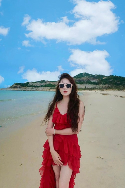 Vợ Lý Hải chuộng mặc trang phục nữ tính.