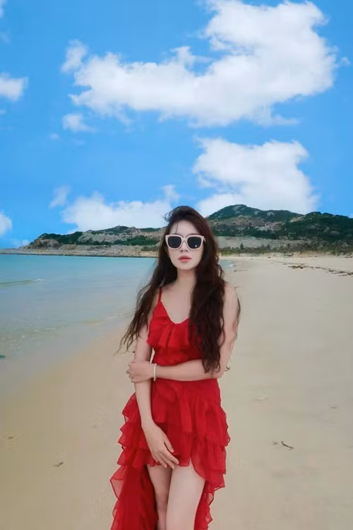 Vợ Lý Hải chuộng mặc trang phục nữ tính.