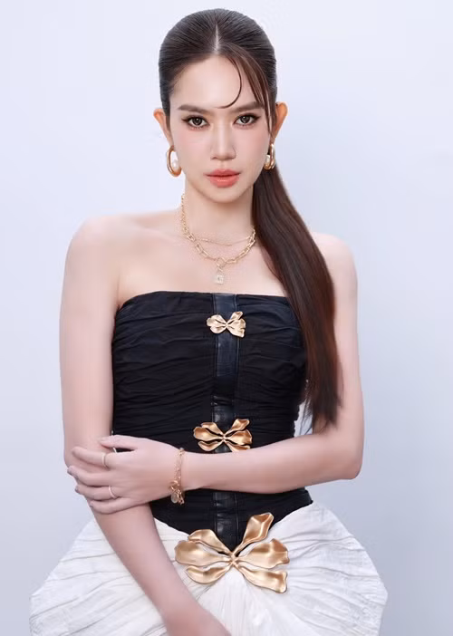 Nhiều cư dân mạng đặt nghi vấn Minh Hải "dao kéo" bởi gương mặt của cô trông khác lạ.