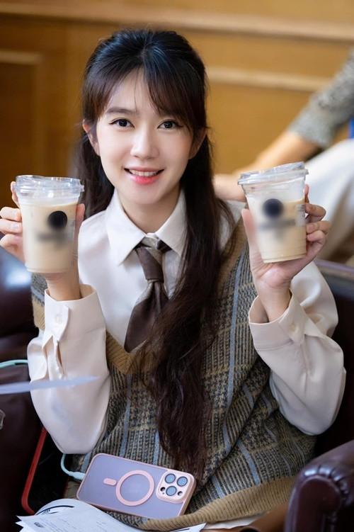 Vợ Lý Hải đã tốt nghiệp thạc sĩ chuyên ngành Luật Thương mại Quốc tế của Đại học Leicester (Anh) năm 2011.