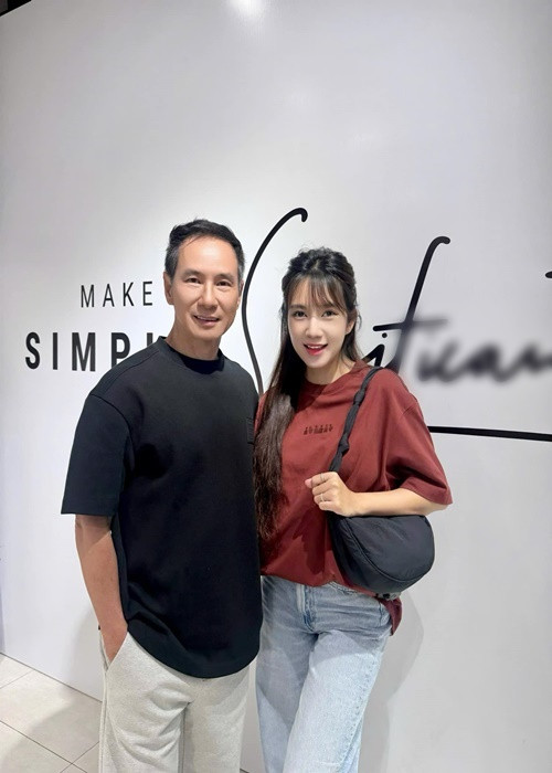 Trong 9 năm qua, cô hỗ trợ chồng làm series phim Lật mặt đình đám.