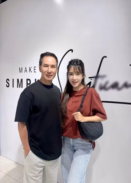 Trong 9 năm qua, cô hỗ trợ chồng làm series phim Lật mặt đình đám.