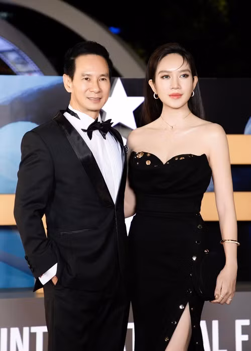 Là mẹ bốn con, cô vẫn giữ được vóc dáng thon gọn.