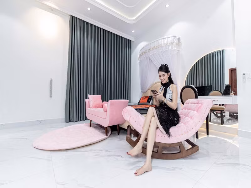 Người đẹp khoe hình ảnh về biệt thự thăm bố mẹ vào tháng 5/2024.