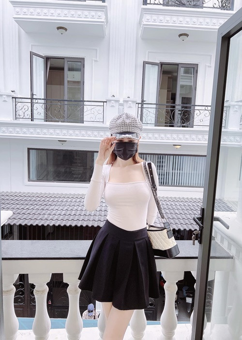 Năm 2021, Phan Thị Mơ tậu một biệt thự. Tuy nhiên, sau đó cô sớm rao bán cơ ngơi này.