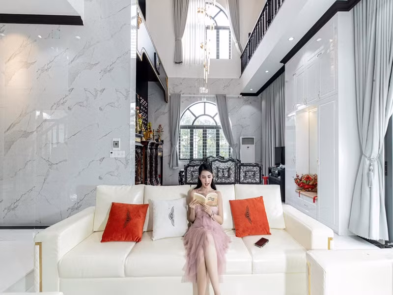 Phan Thị Mơ tận hưởng cuộc sống thảnh thơi trong cơ ngơi rộng rãi mỗi khi về quê nhà thăm bố mẹ.