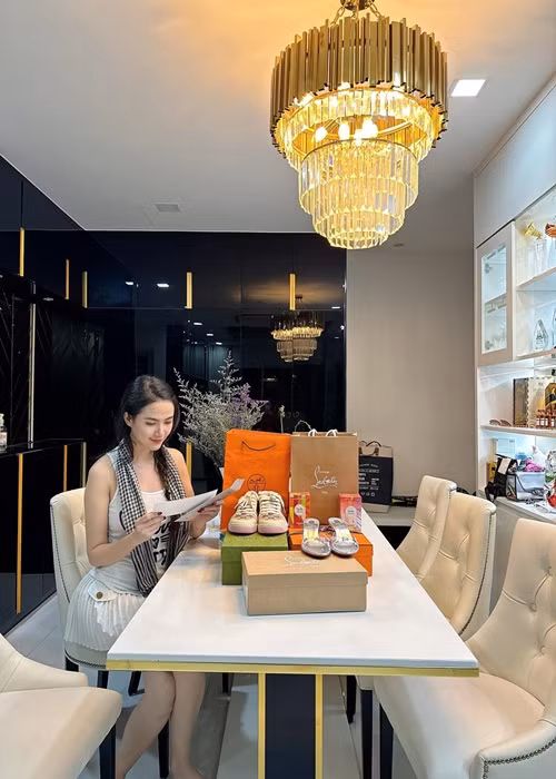 Để tiện cho công việc, Hoa hậu Phan Thị Mơ chủ yếu sống trong căn hộ cao cấp ở TP HCM.