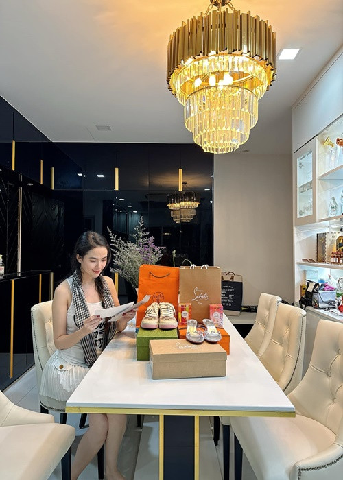 Để tiện cho công việc, Hoa hậu Phan Thị Mơ chủ yếu sống trong căn hộ cao cấp ở TP HCM.