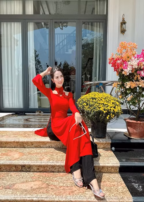 Người đẹp chia sẻ trên VOV, thời điểm quyết định xây nhà, ba mẹ lo lắng, thậm chí từng ngăn cản sợ con gái tốn kém. Ngược lại, Phan Thị Mơ rất mong muốn làm điều gì đó khiến gia đình tự hào. Đến khi căn biệt thự hoàn thành, Phan Thị Mơ lẫn ba mẹ đều bật khóc vì xúc động.