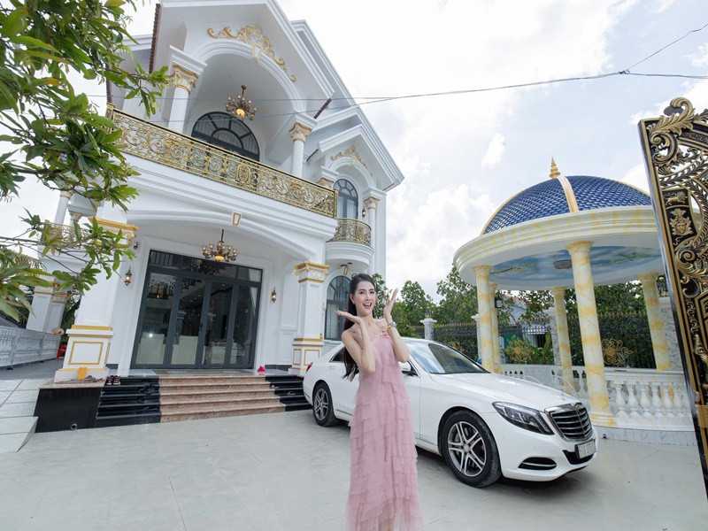Phan Thị Mơ xây nhà cho bố mẹ ở quê nhà Tiền Giang. Biệt thự khởi công năm 2022 và hoàn thành năm 2024. Phan Thị Mơ chia sẻ trên Vietnamnet, cô tham gia trực tiếp vào mọi khâu. "Thậm chí đồ nội thất đều tự mua, trang trí nên giờ tôi nhớ hết vị trí những vật dụng, giá tiền từng món”, Phan Thị Mơ cho hay.