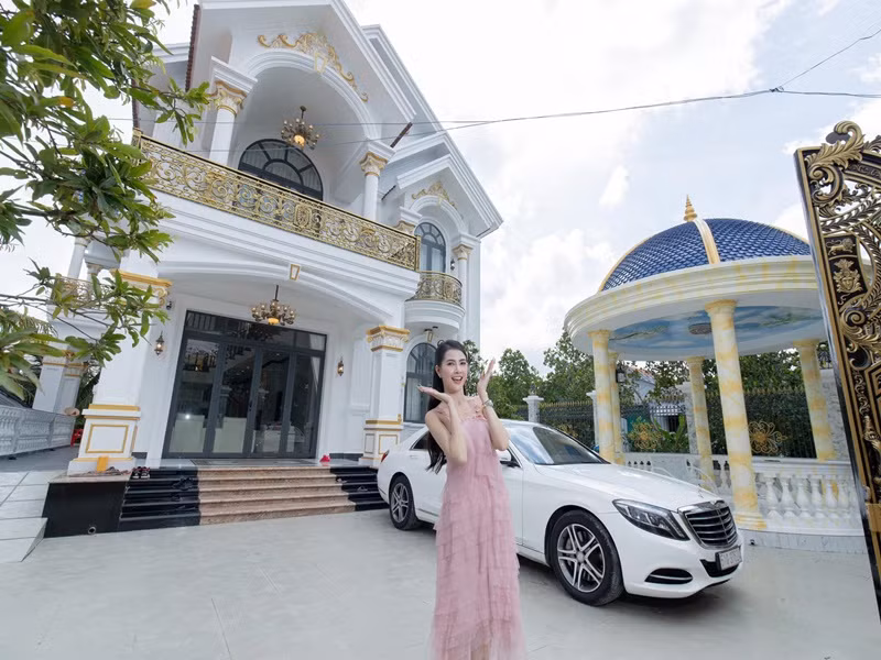 Phan Thị Mơ xây nhà cho bố mẹ ở quê nhà Tiền Giang. Biệt thự khởi công năm 2022 và hoàn thành năm 2024. Phan Thị Mơ chia sẻ trên Vietnamnet, cô tham gia trực tiếp vào mọi khâu. "Thậm chí đồ nội thất đều tự mua, trang trí nên giờ tôi nhớ hết vị trí những vật dụng, giá tiền từng món”, Phan Thị Mơ cho hay.