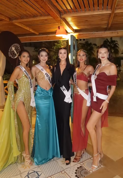 Khánh Linh khoe vẻ quyến rũ bên các thí sinh. Ảnh: FB Bùi Khánh Linh.