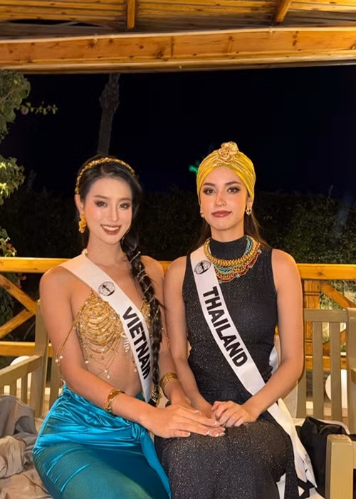 Khánh Linh và đại diện Thái Lan ngày càng trở nên thân thiết. Ảnh: FB Bùi Khánh Linh.