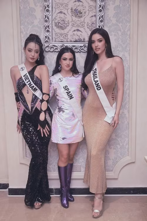 "Ông Detlef Tursies - Chủ tịch khu vực châu Âu của Miss Intercontinental nói ông cảm nhận được năng lượng tích cực trong câu trả lời của tôi, đây là nguồn động viên rất lớn", nàng hậu chia sẻ trên Tiền Phong. Ảnh: Fanpage Miss Intercontinental.