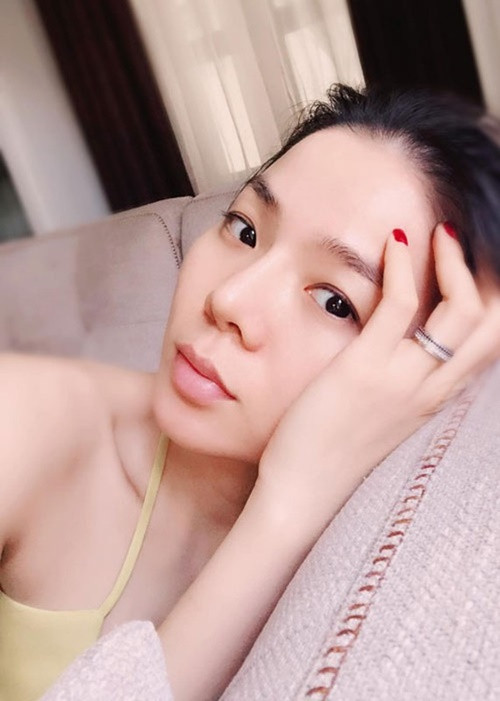 Nữ ca sĩ khoe làn da tươi tắn, mịn màng, căng bóng khi vừa thức dậy.