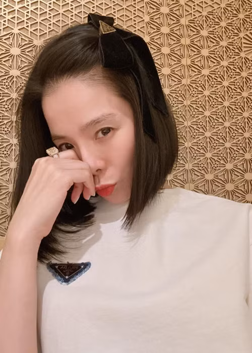 Trở về nhà sau những show diễn, sự kiện, cô rũ bỏ lớp son phấn.