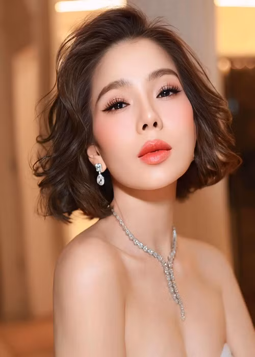 Gương mặt của Lệ Quyên khi trang điểm càng xinh đẹp.