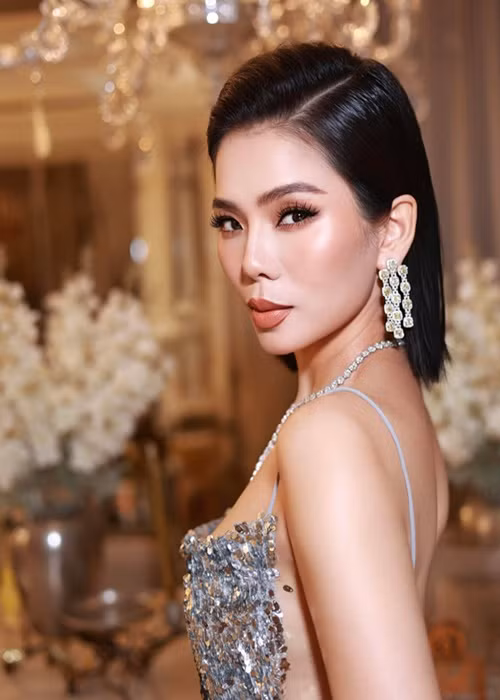 Ngay cả khi không còn sụn mũi, Lệ Quyên được khen trẻ, tự nhiên hơn.