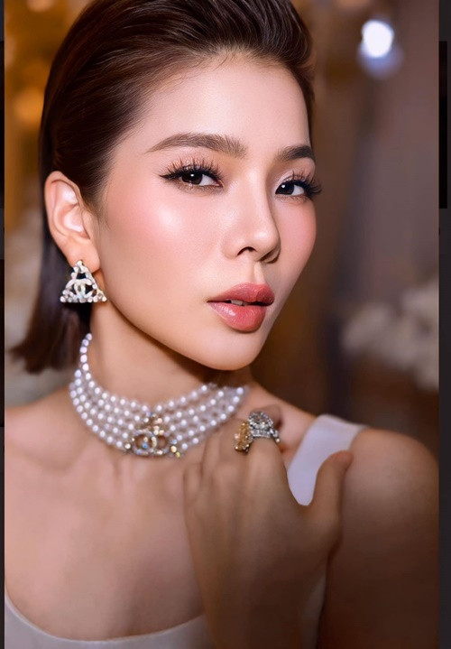 Lệ Quyên nâng mũi cách đây nhiều năm. Nhờ dao kéo, gương mặt của cô trở nên xinh đẹp hơn. Năm 2018, để tránh mũi bị hoại tử, Lệ Quyên đã tháo sụn mũi.