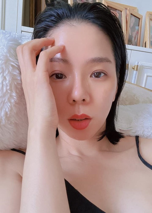 Chỉ cần đánh son, nữ ca sĩ cũng tươi tắn.