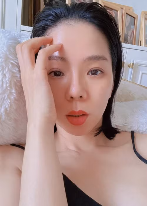 Chỉ cần đánh son, nữ ca sĩ cũng tươi tắn.