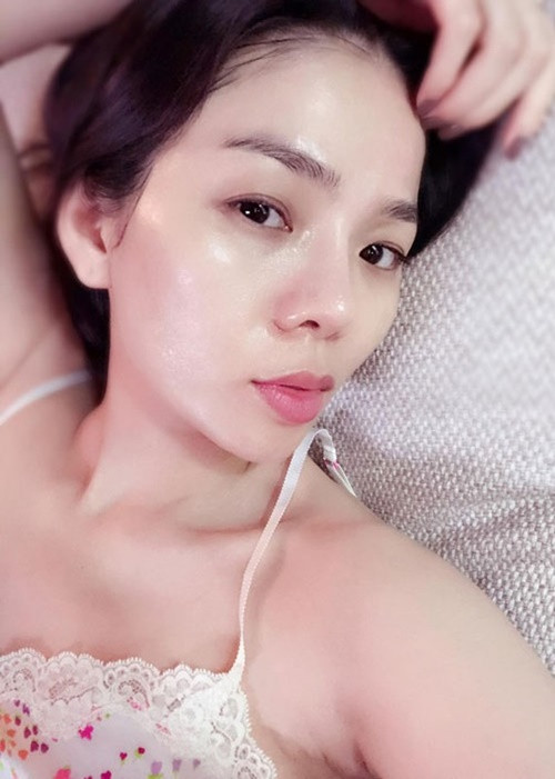 Để mặt mộc, Lệ Quyên toát lên vẻ ngoài tự nhiên hơn.