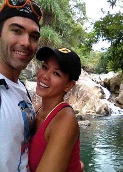 Ca sĩ Thuý Uyên kết hôn với một người đàn ông quốc tịch Mỹ, kém cô đến 13 tuổi. Ảnh: FB Thuý Uyên.