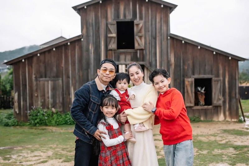 Phan Hiển kém Khánh Thi 11 tuổi. Cặp đôi nghệ sĩ hiện tại có 3 người con chung. Ảnh: FB Khánh Thi Phan Hiển.