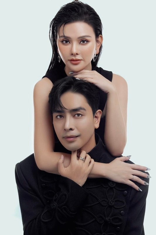 Theo chồng Thu Thủy, chắc chắn thời gian qua đi vợ chồng anh sẽ phải thay đổi vẻ ngoài. “Tuy nhiên ngoại hình có thay đổi nhưng bản chất, tình cảm dành cho nhau sẽ mãi như vậy nên không phải lo lắng nhiều. Còn nếu như sau này bà xã có những dấu hiệu tuổi tác rõ hơn tôi cũng sẽ để râu nhiều hơn”, Kin Nguyễn chia sẻ trên Vietnamnet. Ảnh: FB Thu Thuỷ.