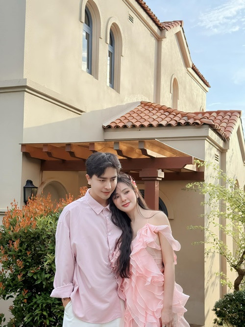 Ca sĩ Thu Thủy lấy chồng kém 10 tuổi. Bố mẹ chồng của Thu Thủy không những không để tâm đến tuổi tác lẫn việc cô có con riêng mà còn ép cưới để cô có một danh phận. Ảnh: FB Thu Thuỷ.