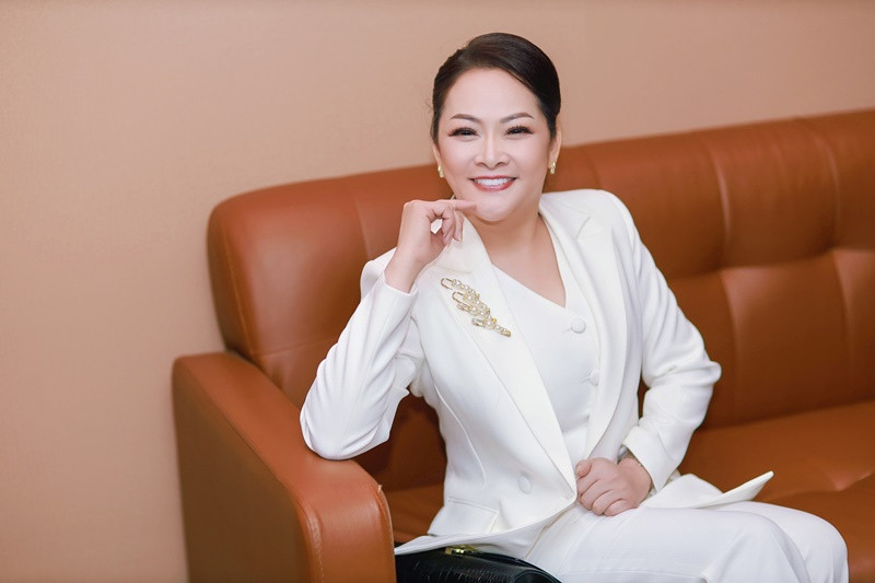 Ca sĩ Quang Lê chia sẻ trên Dân Việt, bạn trai của Như Quỳnh kém cô 12 tuổi. Từ khi có tình yêu mới hậu ly hôn, Như Quỳnh thay đổi hẳn. Cô ngủ được mà không cần lạm dụng thuốc ngủ. Ảnh: FB Như Quỳnh.