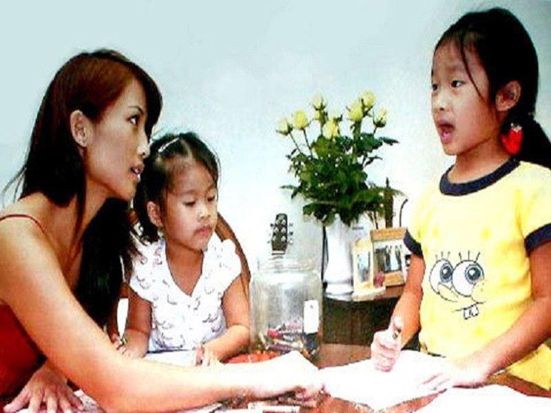 Trong cuộc phỏng vấn với Đẹp Online năm 2009, Cathy Lynn Vũ - vợ cũ Johnny Trí Nguyễn cho hay, có lẽ vì chồng cũ quá bận nên không có thời gian đến thăm con thường xuyên. "Bọn trẻ cũng hiếm khi được gặp ba của chúng. Nhưng tôi tin anh Trí yêu con. Chỉ vì anh ấy quá bận thôi", Cathy nói. Ảnh: Thời Đại Plus.