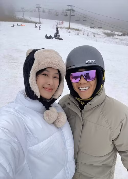 Quỳnh Anh và diễn viên Anh Đức - bạn thân Trấn Thành vừa khoe loạt ảnh trượt tuyết ở Mỹ.