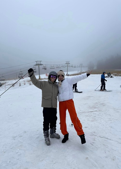 "Lần đầu tiên được đi trượt tuyết, mà không có trượt, lết không à", Anh Đức hài hước cho hay.