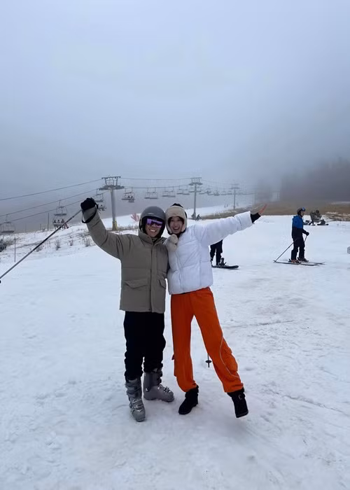 "Lần đầu tiên được đi trượt tuyết, mà không có trượt, lết không à", Anh Đức hài hước cho hay.