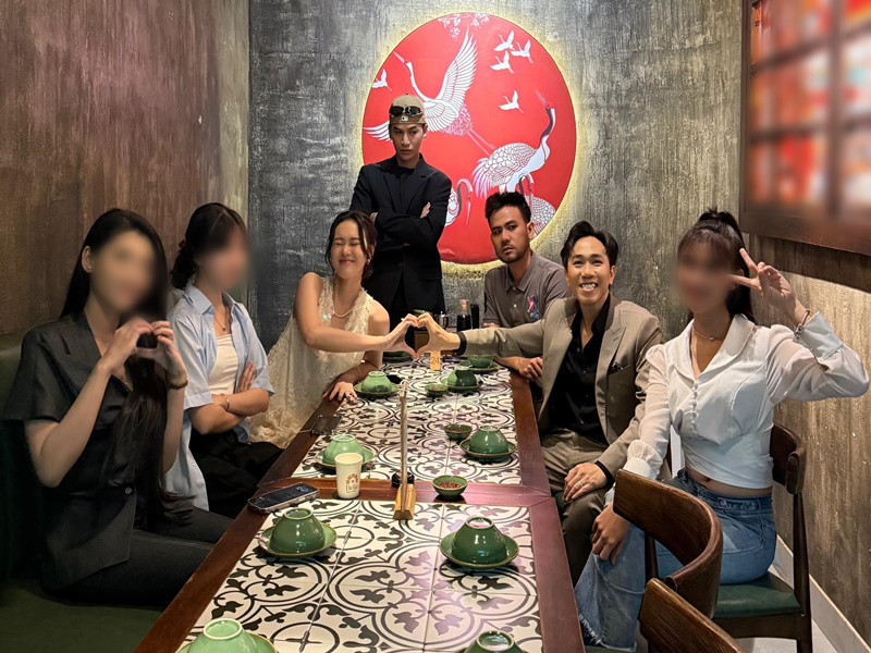 Vợ chồng Anh Đức góp mặt trong các buổi gặp gỡ của hội bạn thân.