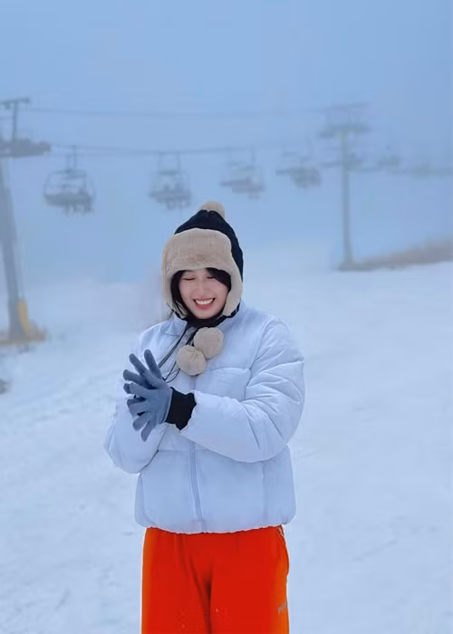 Vợ Anh Đức rạng rỡ trong chuyến du lịch nước ngoài.