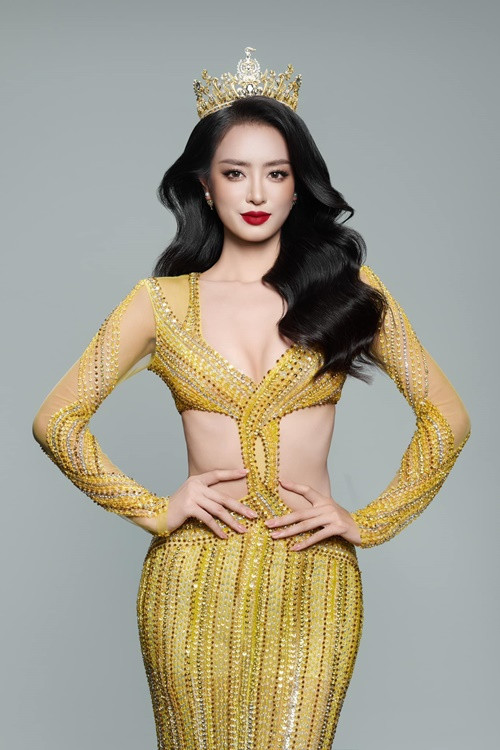 Kỹ năng trình diễn và catwalk của Á hậu Khánh Linh ngày càng tiến bộ khi cô được siêu mẫu Minh Tú hướng dẫn.